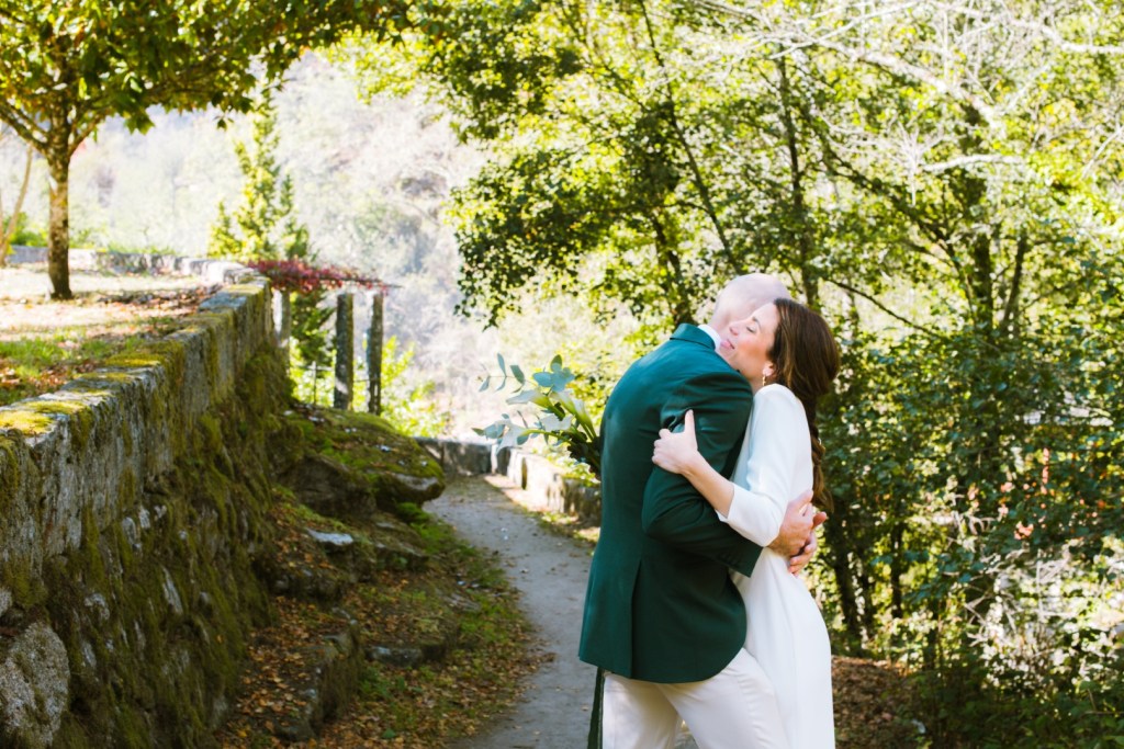 Fotografía de pareja abrazada en entorno natural de Ourense durante una sesión de boda.