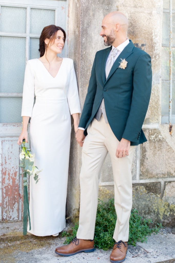 Pareja de recién casados compartiendo una mirada cómplice en su reportaje de boda en Ourense